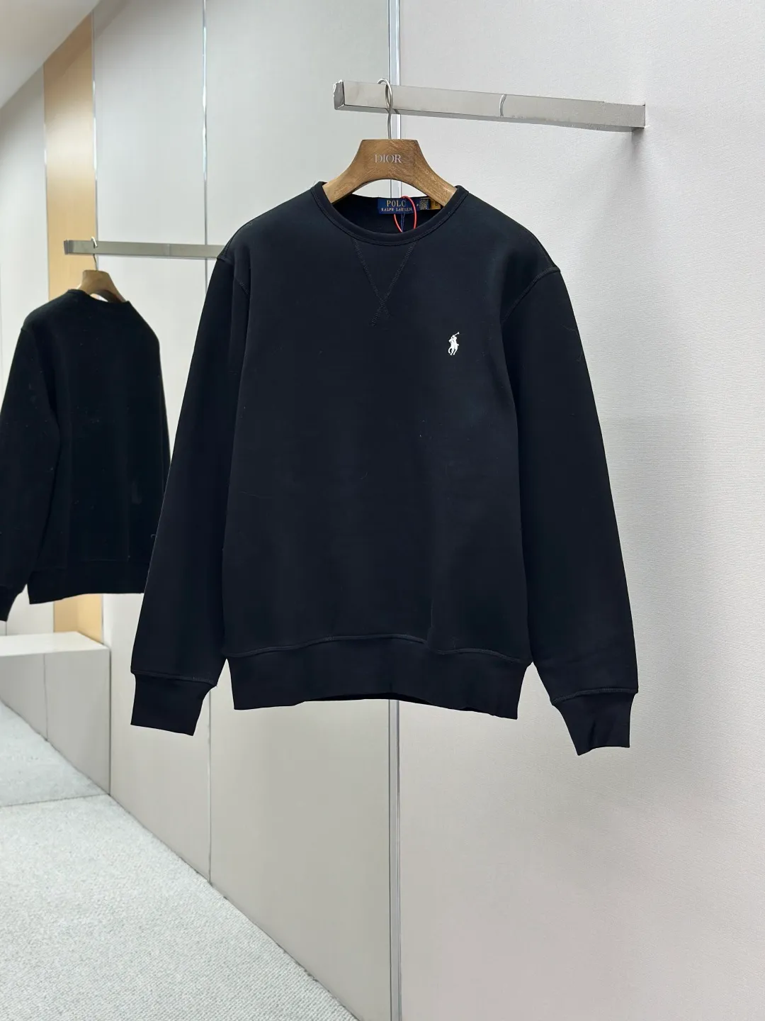 P290 [Same-origin fabric, exclusive new style, first choice for old money] Ralph Laure Ralph Lauren embroidered long-sleeved sweatshirt is made of cotton blended fabric, which is soft and tough to the touch. It has been finely spun and pre-shrunk, making it comfortable to the touch and not easy to deform. You don’t have to worry about shrinkage or pilling for daily wear and washing, and the texture is stable and online! The pony embroidery on the chest, despite the small size, has fine stitches and every stitch is perfectly stitched. The embroidery thread is pure in color and high in fastness. It is simple and high-end, highlighting the brand's iconic exquisite craftsmanship! The neckline is a classic round neck design, with an exquisite small V-shaped splicing design at the bottom. The workmanship is particularly neat, and the stitching in the circle is straight and even, without any distortion. It will not become loose and deformed after being worn for a long time. It fits the neck without being tight, and it is full of comfort! Scan the QR code on the label to enter the official website directly! It’s like adding an “identity pass” to clothes, and the quality is directly visualized ‼ ️ Size: S-XL